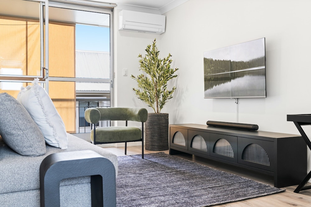 Elegant 2-bed With Balcony by Parks and Amenities