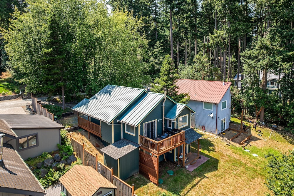 Seaside Getaway by Avantstay Deck w/ Views view 2