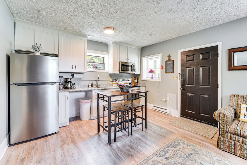 2 Mi to Main Street: Cozy Cabin in Monterey!