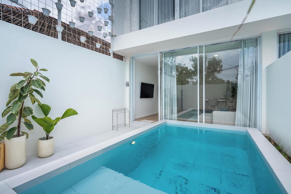 Dreamland Villa with Pool 3 min to Beach