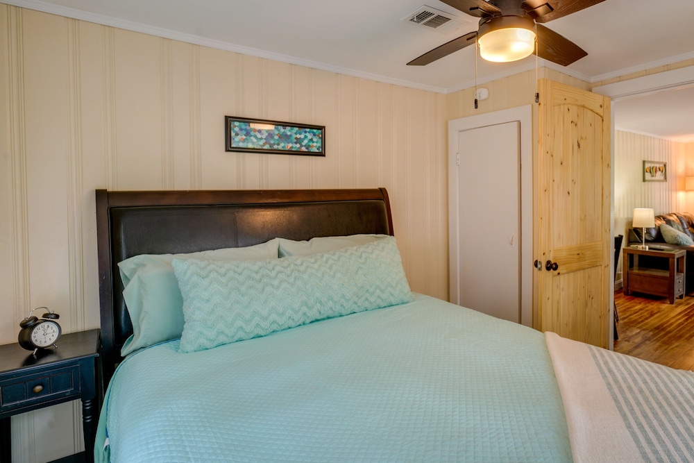 Cozy 3 Oaks Cottage in Gulfport: Close to Beach! view 4
