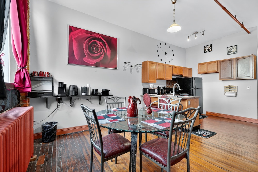 Beautiful 'rose Themed' Loft Near Downtown Detroit 1 Bedroom Apts