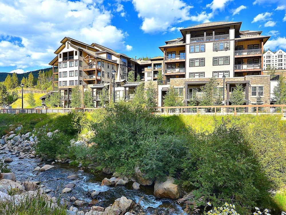 Founders Pointe 1 bedroom Condo by RedAwning