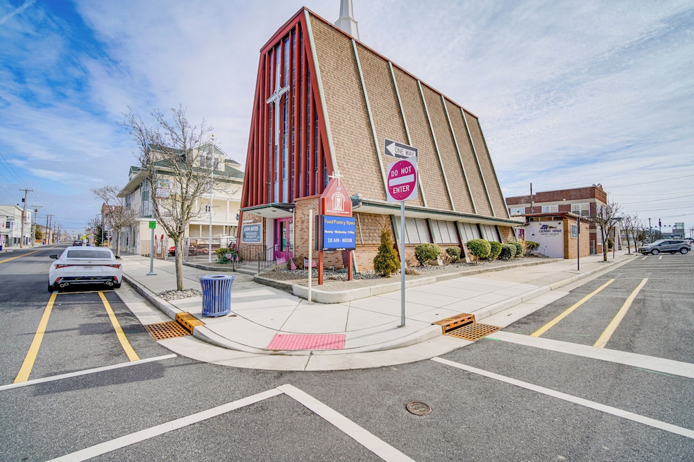 Half-block to Beach & Conventions: Wildwood Studio