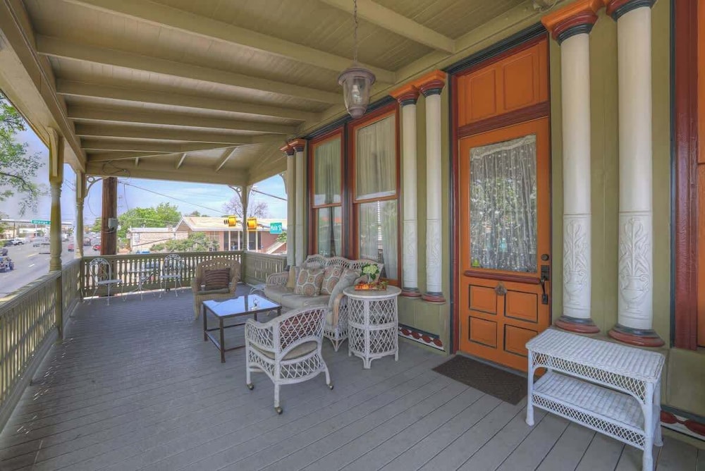 Charming Balcony Suite Overlooking Main Street-walk to Everything!