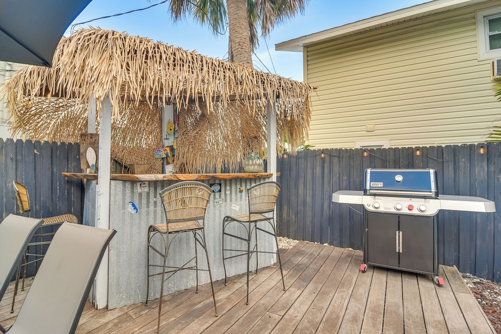 Walk to Beach: Treasure Island Gem w/ Golf Cart!