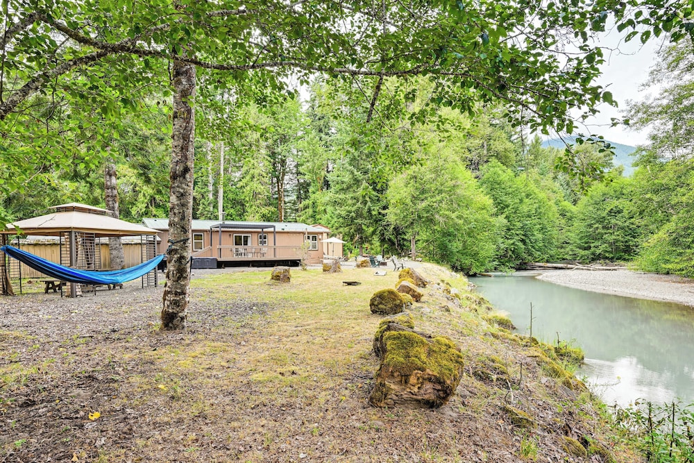 Gateway to Mt Rainier: Riverfront Haven w/ Hot Tub