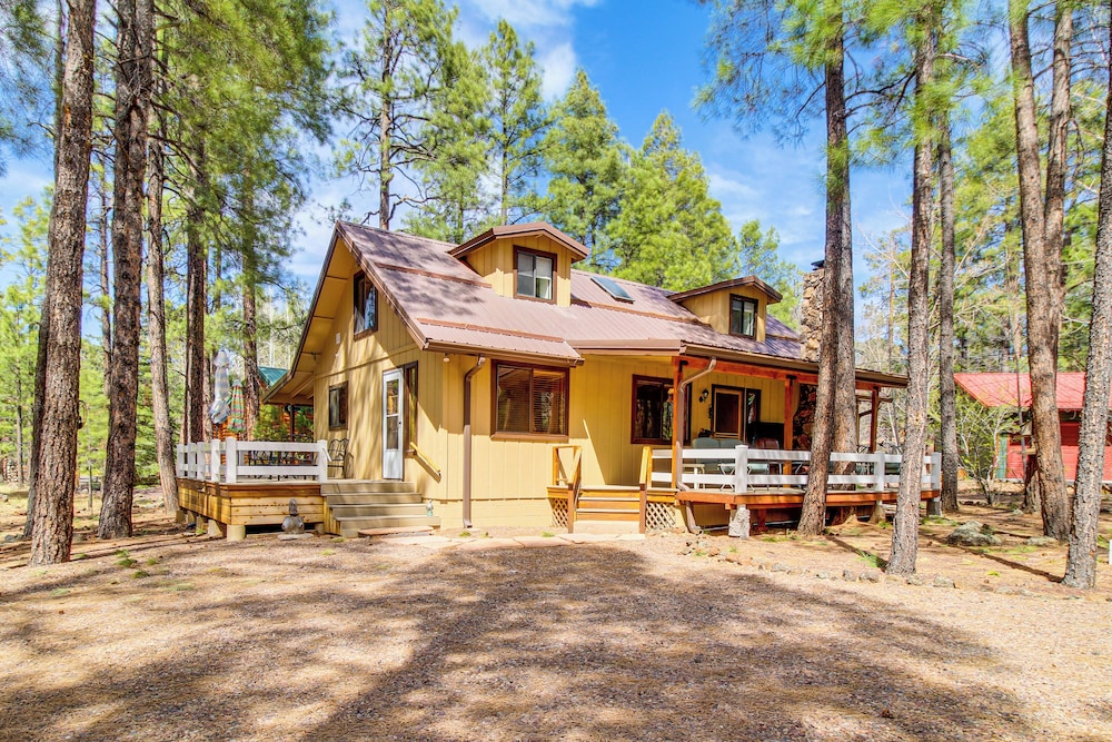 Game Room + Fireplace! Family Retreat in Pinetop