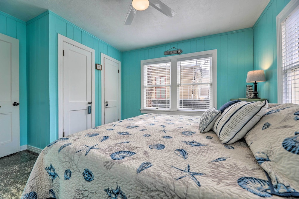 Historic Galveston Hideaway, Walk to the Beach!