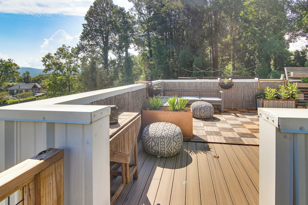 Rooftop Deck, Sweeping Views: Chic Home in Brevard