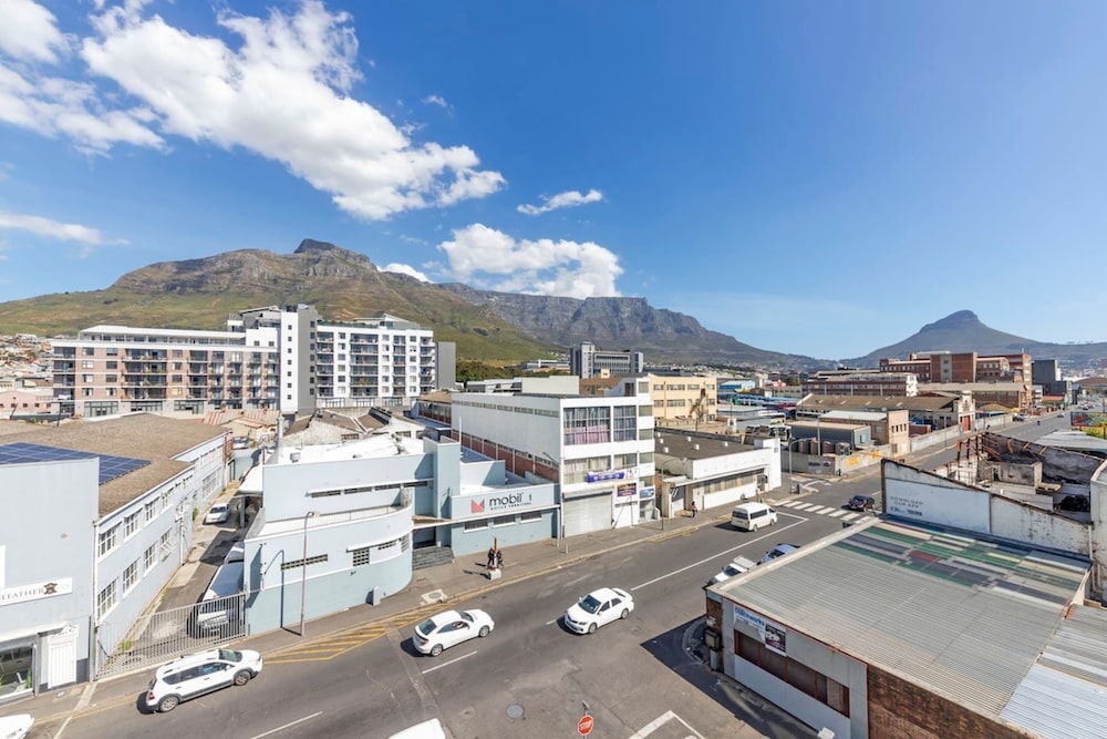 Stunning Studio Apartment With Balcony, Woodstock!