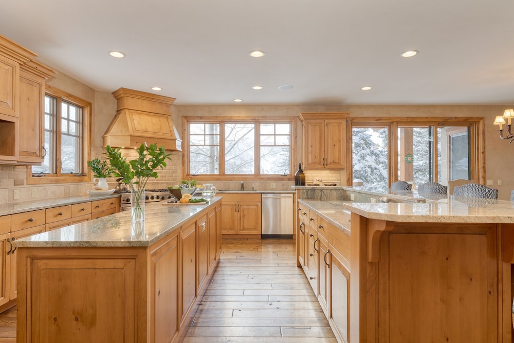 Telemark Luxury Retreat by Avantstay Stunning Views w Hot Tub Theatre Room and Pool Table