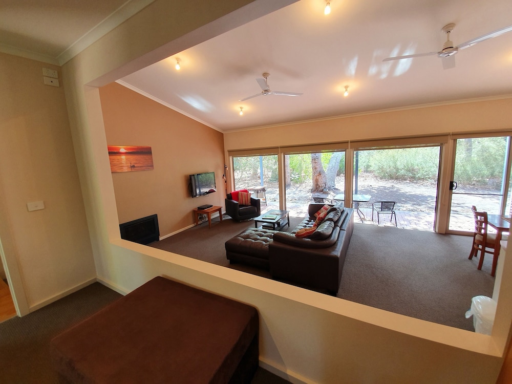 Waterfront Retreat At Wattle Point