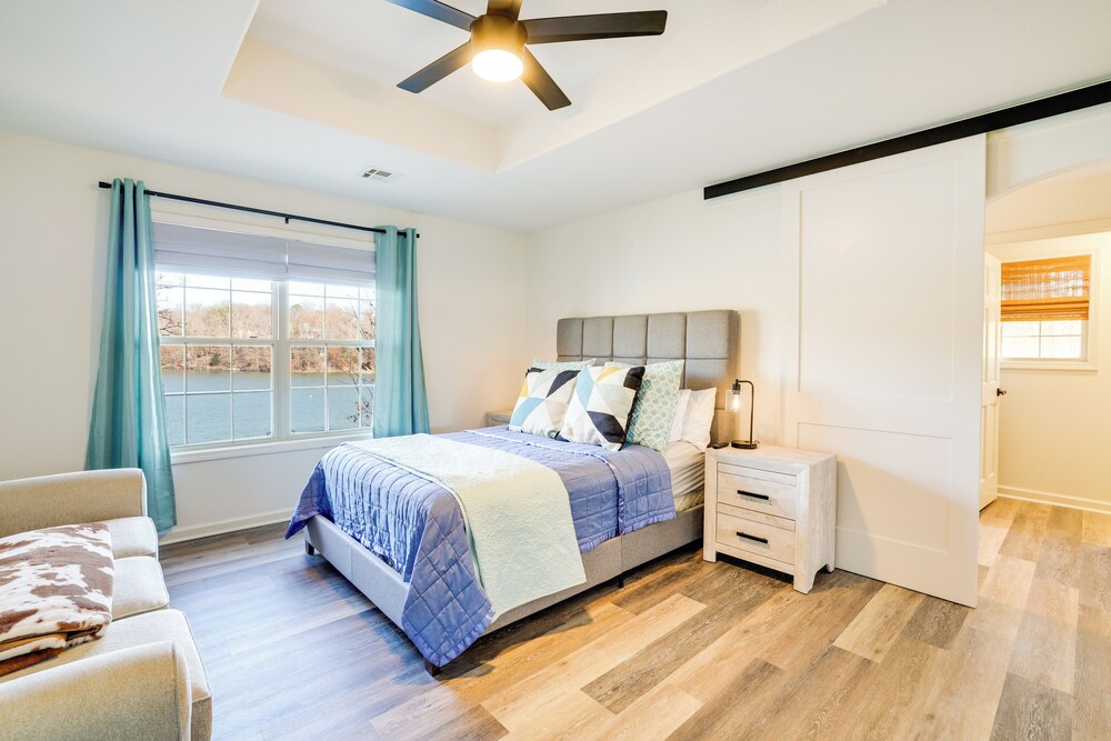 Lakefront Retreat w/ Game Room in Bella Vista!