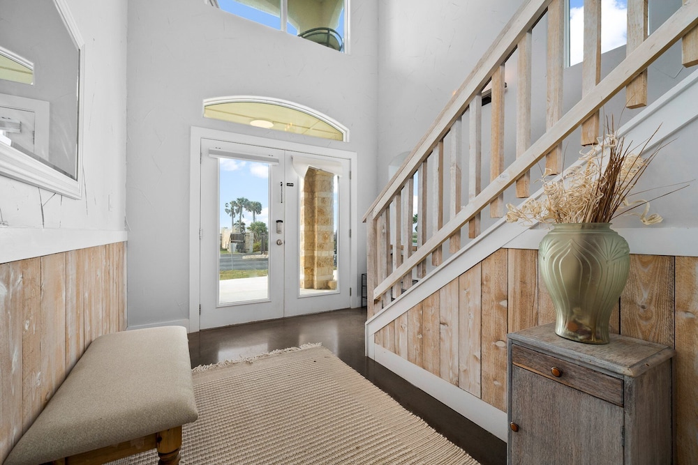 Huge Vacation Home! Community Boardwalk to the Beach