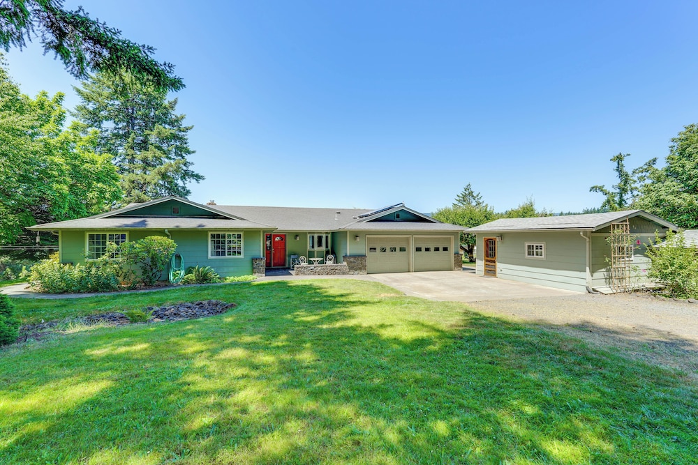 Oregon Farmhouse Hideaway on 53 Acres