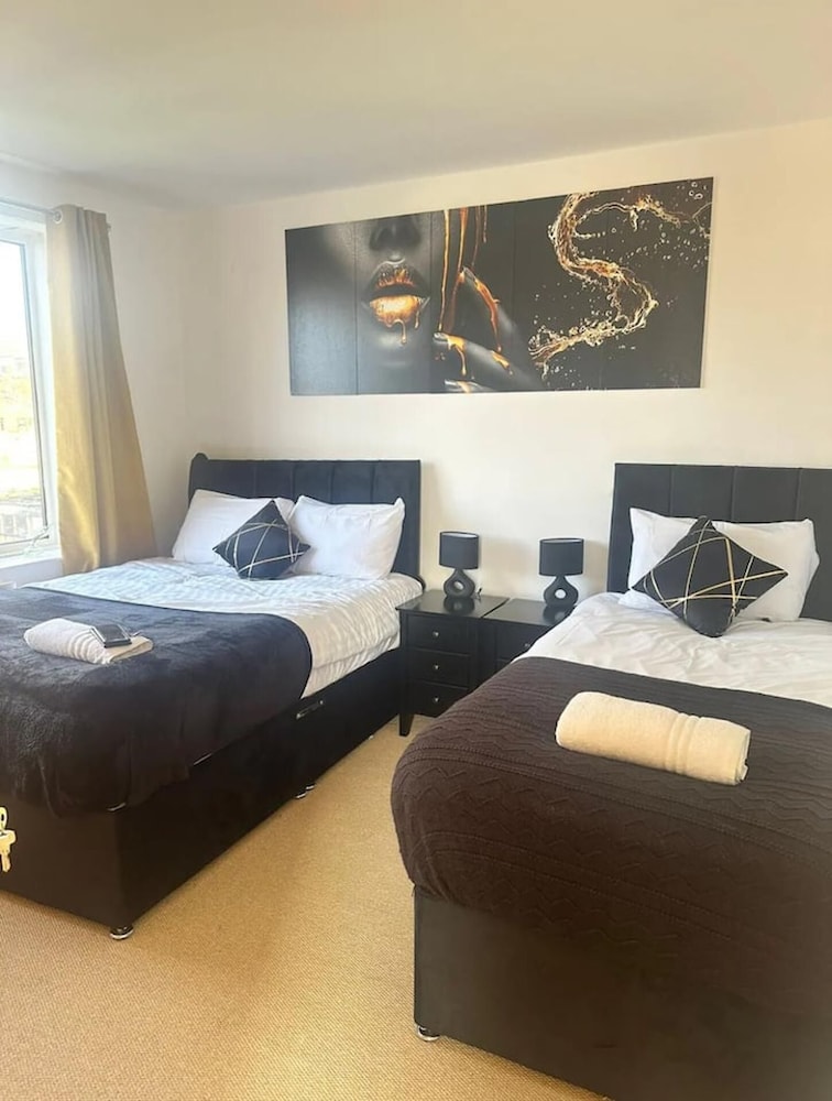 Serene Leeds Retreat - 3 Bedroom House view 3