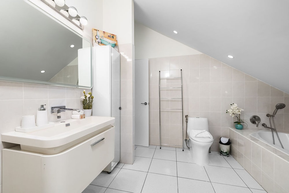 Spacious Renovated House Prvt Pool 5 min to Bch