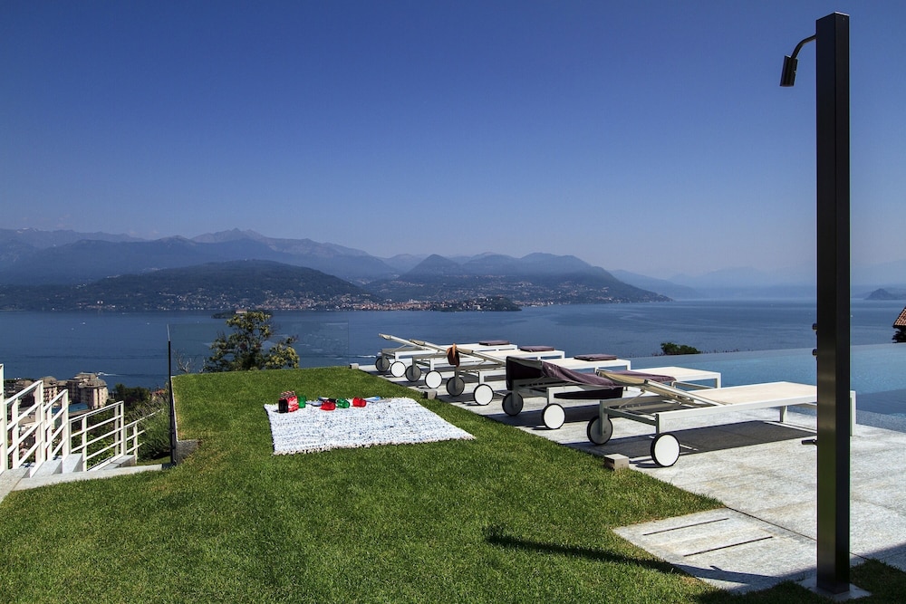 Modern Oasis Overlooking Lake Maggiore