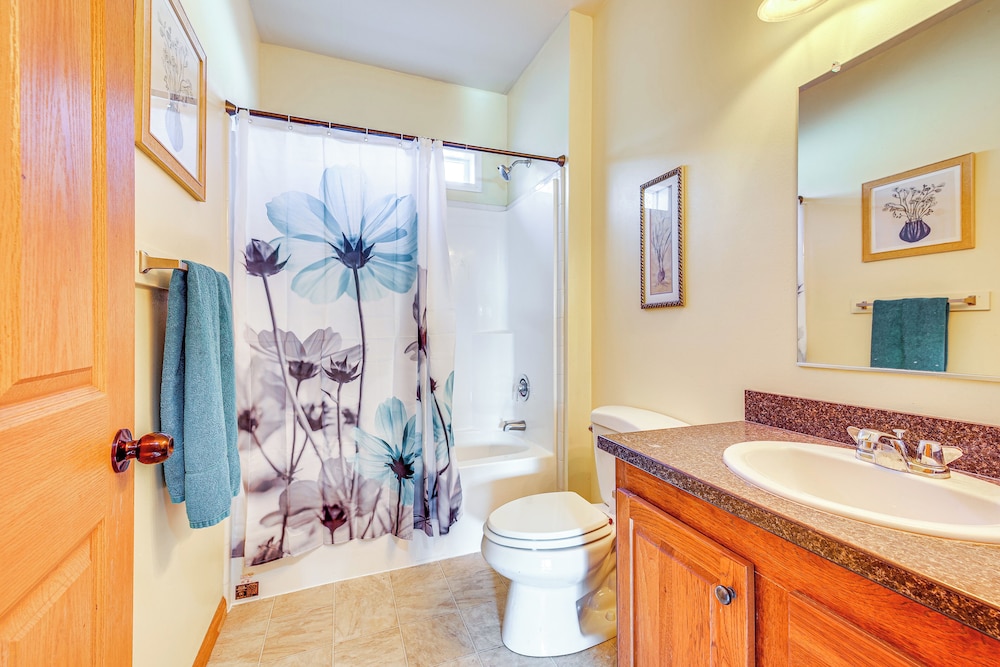 5 Mi to Town: Mtn-view Gem w/ Deck in Hot Springs