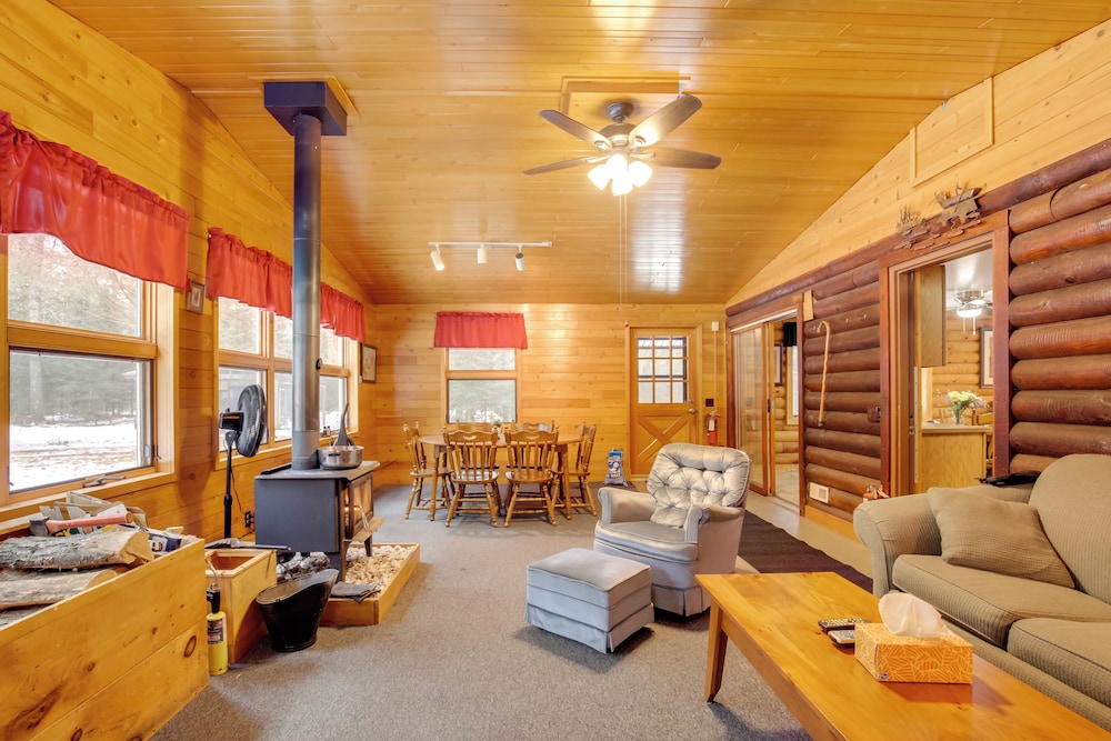 Family Gem Near the Chain of Lakes in Eagle River!