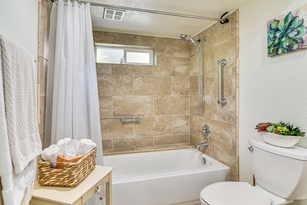 Backs to Wetlands: Tranquil Beaverton Retreat!