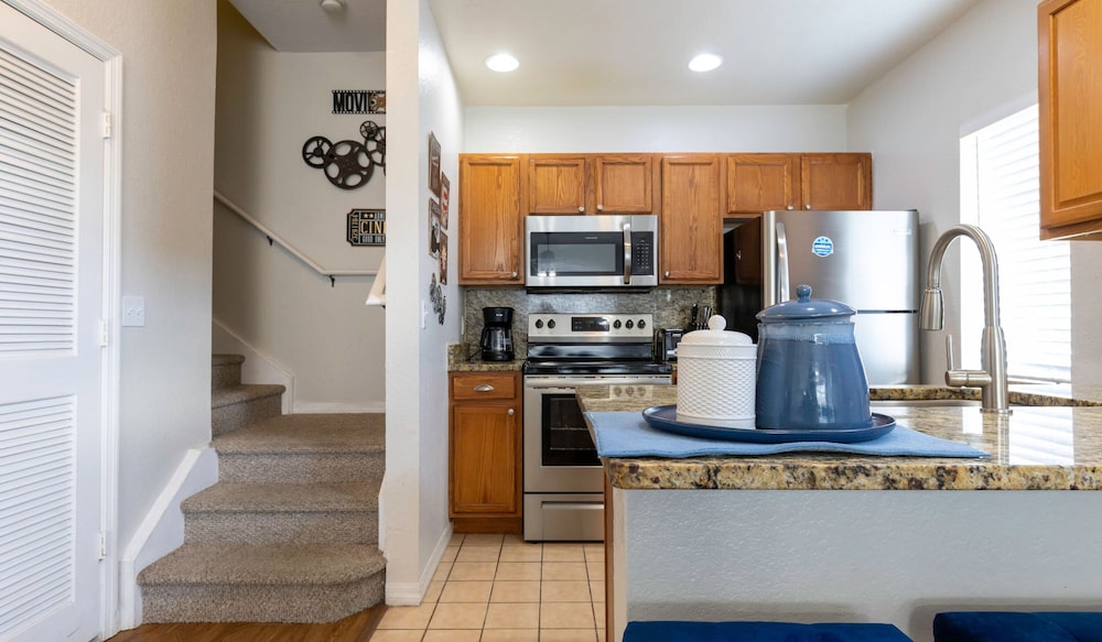 Amazing Family Townhouse Minutes From the Parks