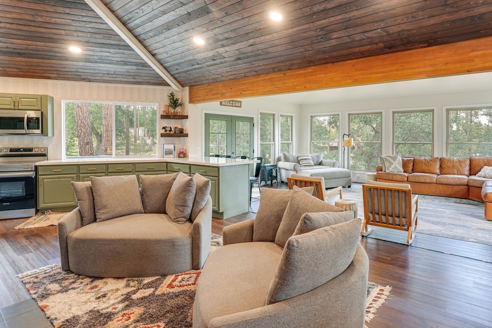 Mid-mod Mountain Cabin Near Thumb Butte Trails!