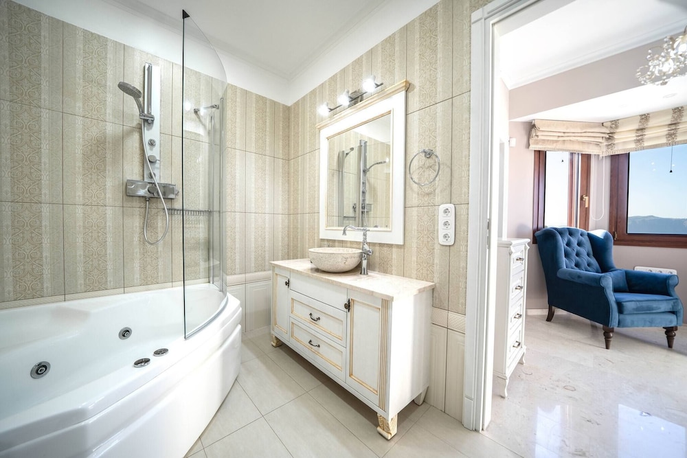 Karyo Villa,- 4bd, 3min On Foot From The Beach!