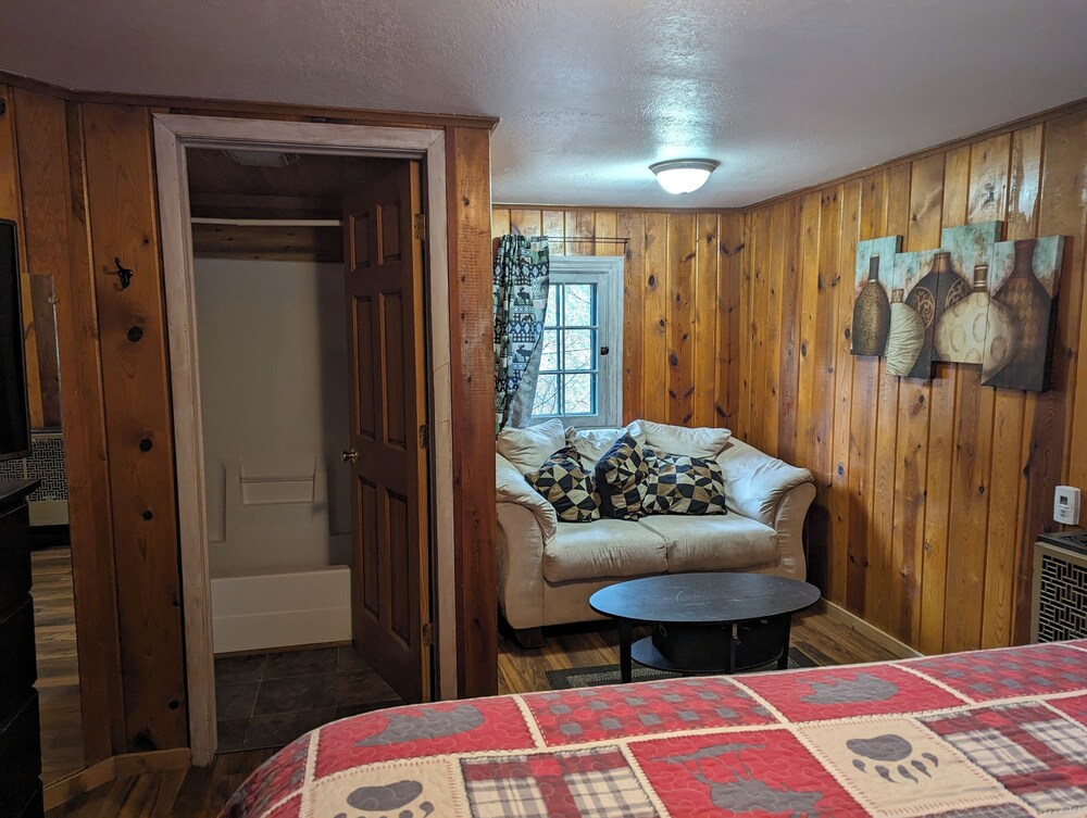 Ponderosa Pines Inn and Cabins