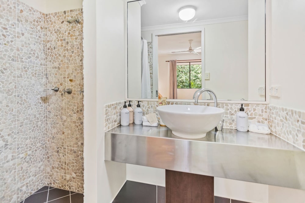 Palm Cove Studio Pools Spa Bar