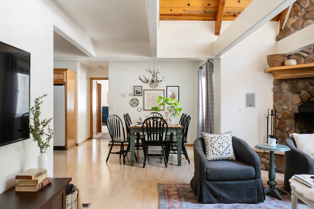 Hartwood by Avantstay Cozy Big Bear Abode w/ Spacious Deck & Stone Fireplace view 5