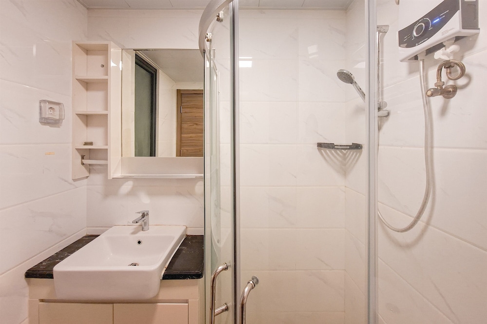 Monochromatic 2Br With Extra Working Room Apartment Sky House Bsd