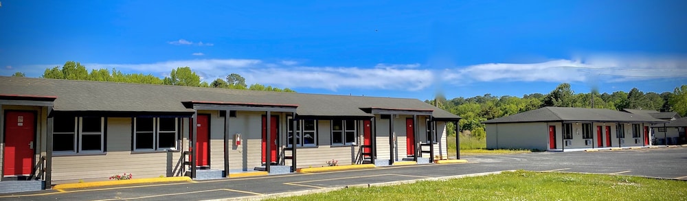 Whistling Pines - Daily & Extended Stay, Elizabeth City