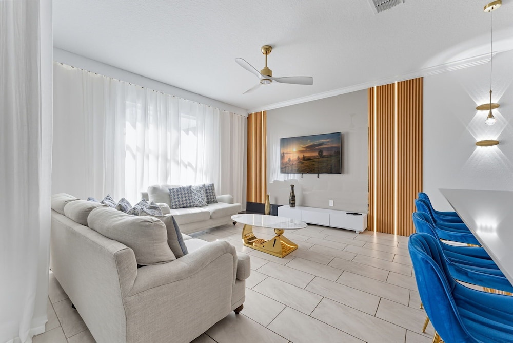 Chic & Fun Family Stay 10 Mins to Disney
