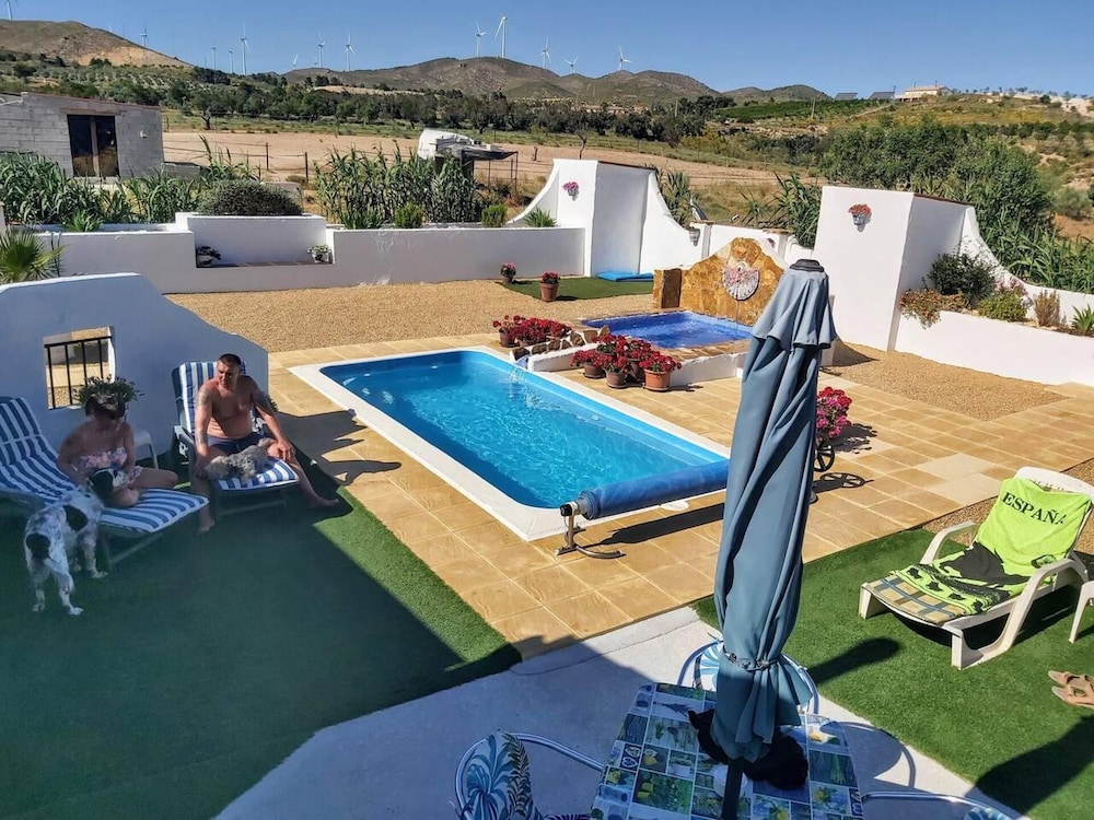 2-bed Villa Sleeps 5 - Private Pool & Free Parking