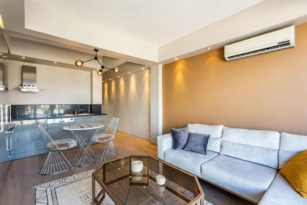 Central Apartment With Bosphorus View in Cihangir