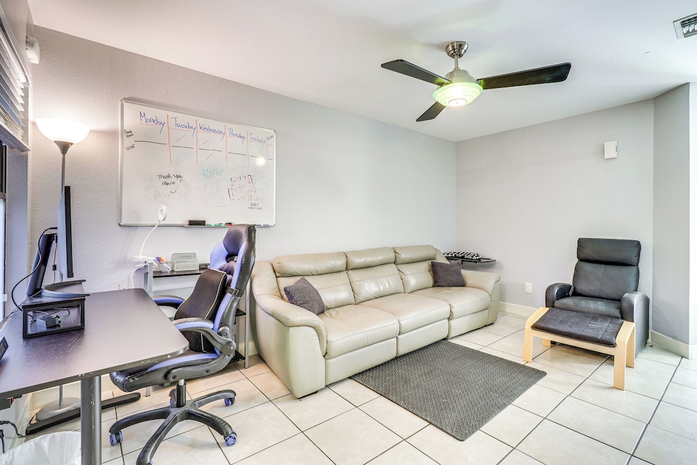 4 Mi to Dtwn: Gem w/ Pool Access & Patio in Austin