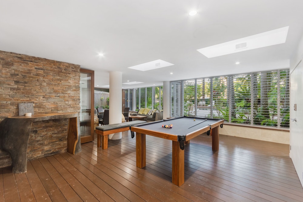 Luxury Pool Side Apartment in Beachfront Resort - Image 3