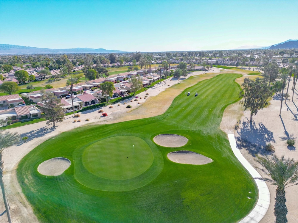 Charming Condo With Golf Course View