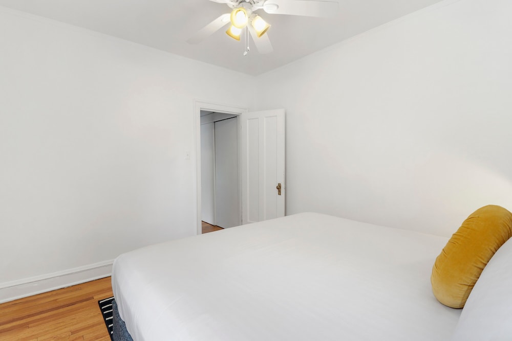 1BR Apt with Modern Elegance in Boystown - Image 4