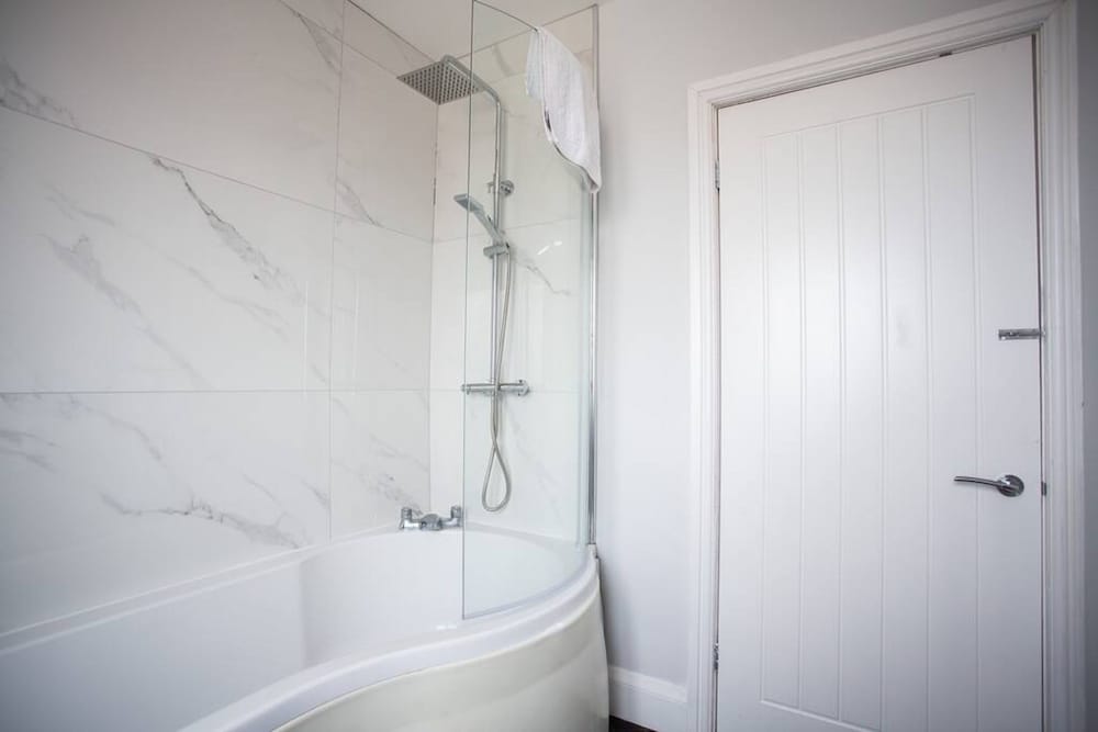 Large 3 Bed Apartment-sea Road