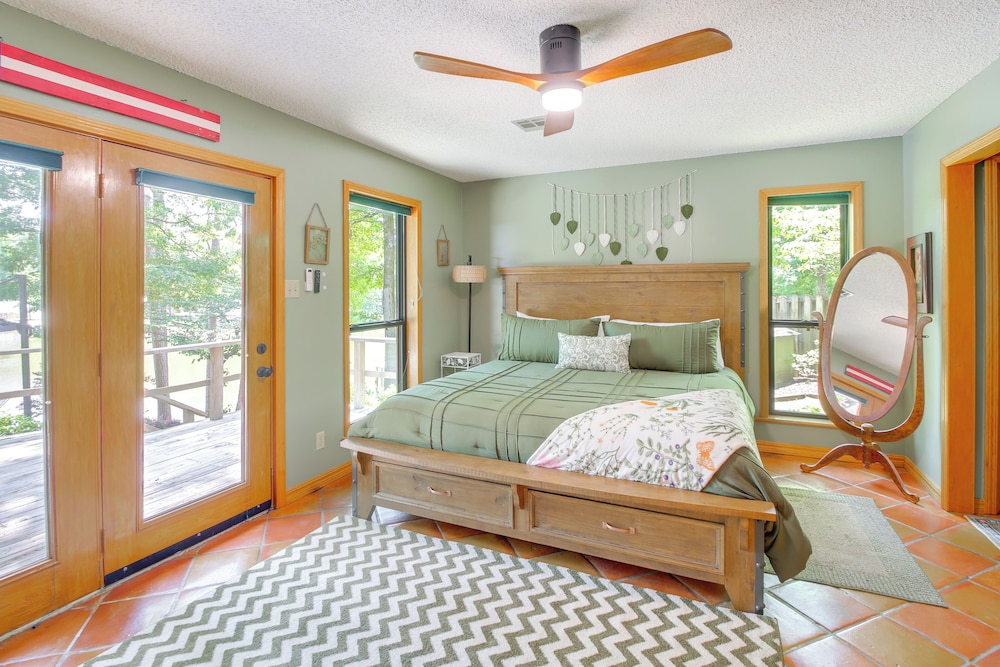 Secluded Lake Hamilton Access: Hot Springs Home