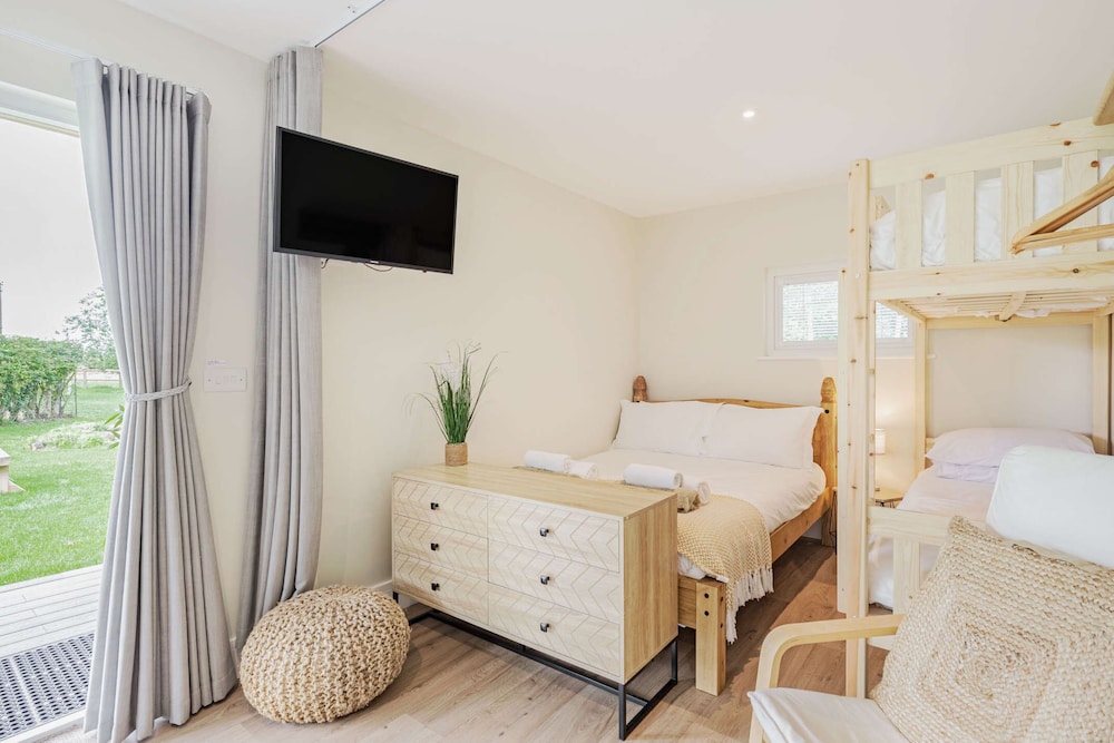 Luxury City to Country Retreat Lodge With Hot Tub view 5