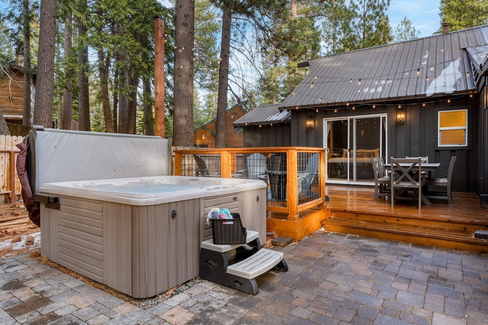 Westlake Cabin by Avantstay Hot Tub Near Skiing Walk to Restaurants Lake
