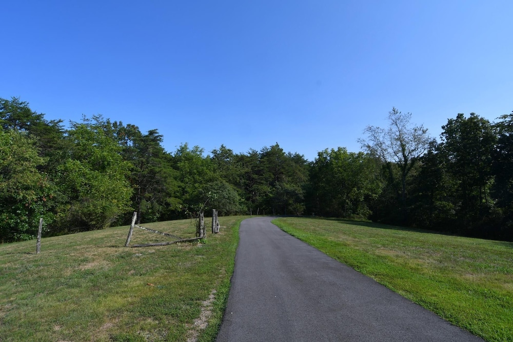 Whispering Hills - Couples Getaway - Property Image 12