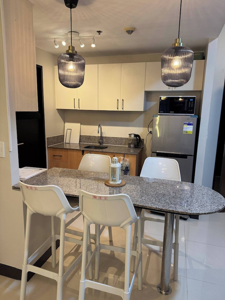 Modern & Spacious 2BR 68 sqm Condo in Manhattan Heights Pool View