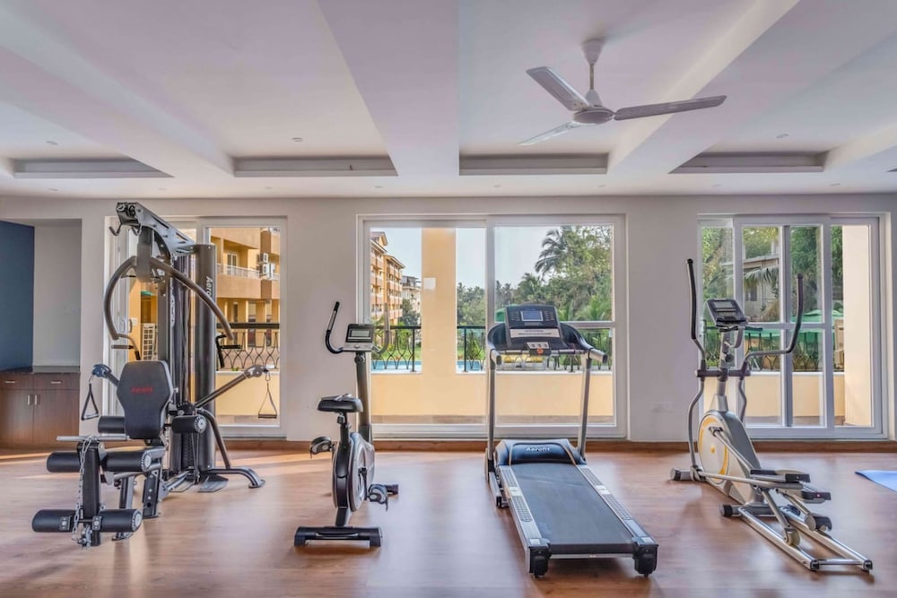 1bhk w Balcony and Pool - 5 Mins to Candolim Beach