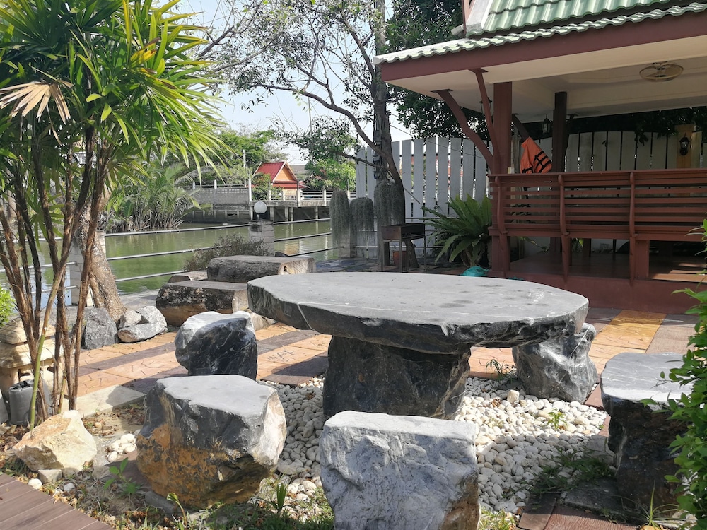 Kumkhumsriwangchai Amphawa