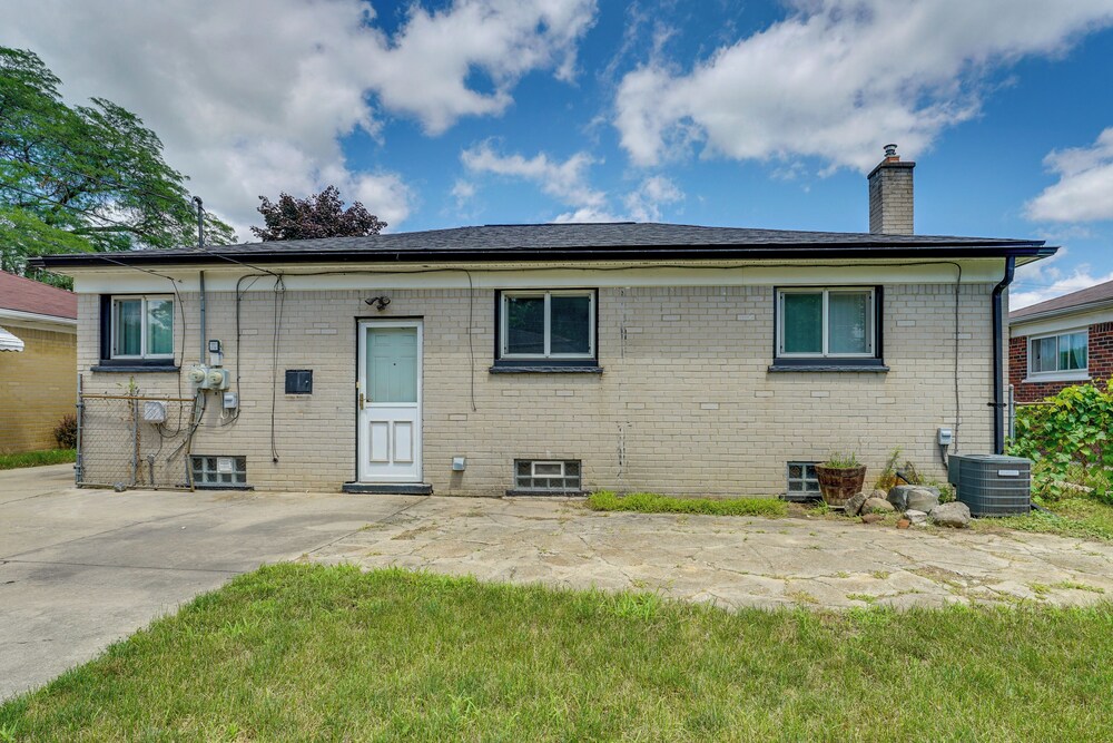 Westland Home w/ Yard ~ 20 Mi to Downtown Detroit! view 4